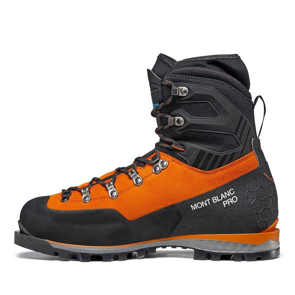 雪山登山で使用する登山靴はアイゼンの使用を考慮してソールの堅いもの 
