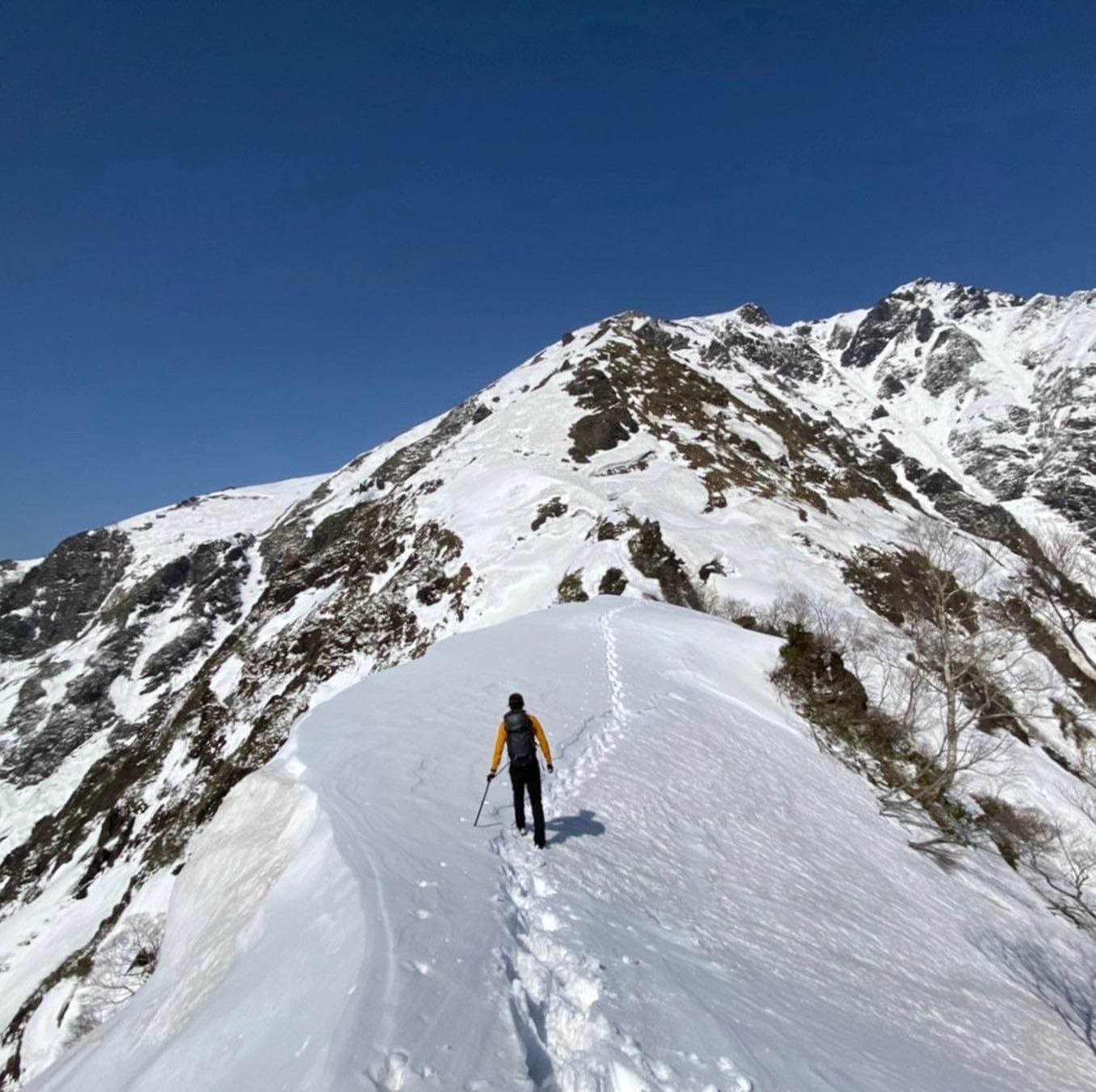 日本三大急登のひとつ、西黒尾根を登り、谷川岳山頂を目指す