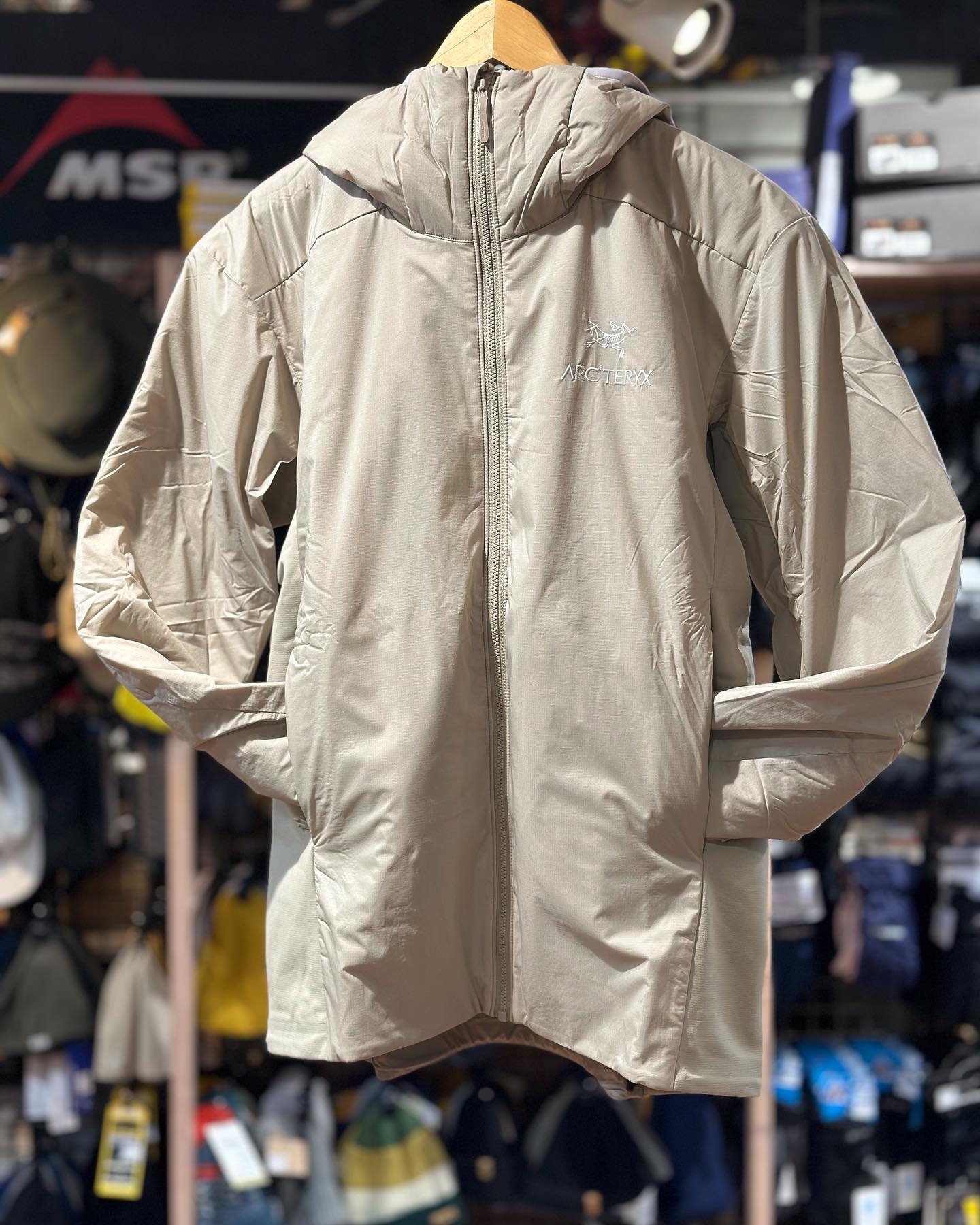 軽くて湿気に強く、多用途なアクティビティに使える汎用性が特徴的。