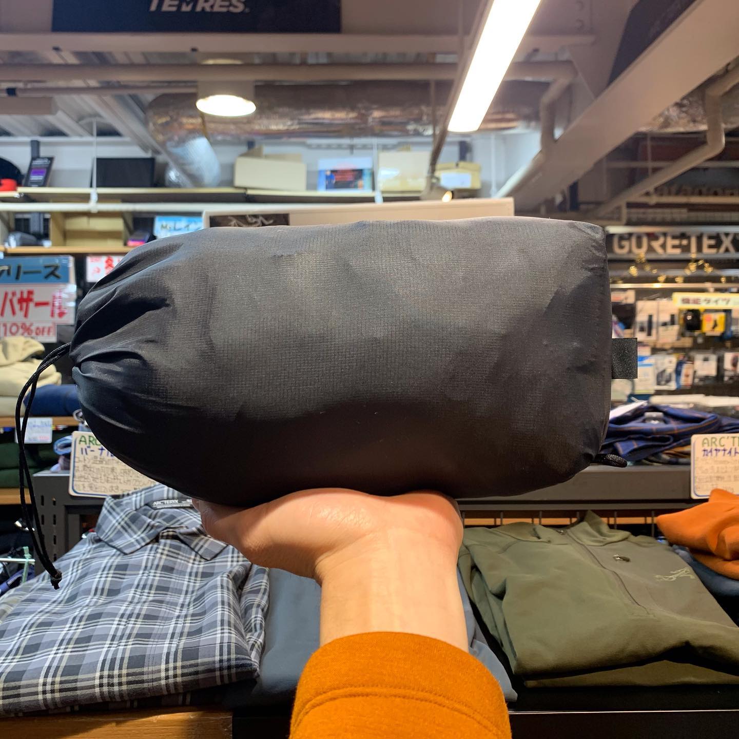 耐摩耗性、保温性に富んだダウンフーディ『ARC’TERYX ソリウム AR フーディ メンズ』のご紹介