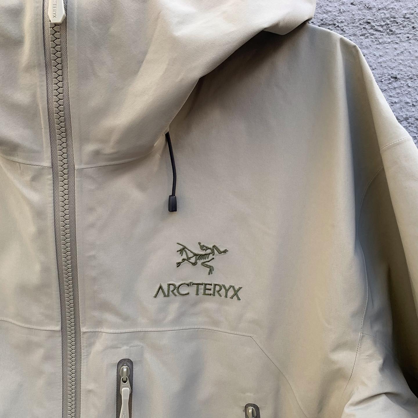 幅広い山岳アクティビティに最適な1着。