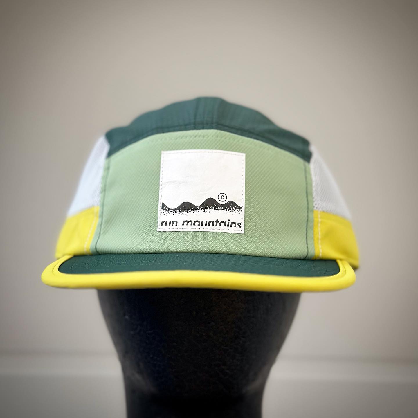 鮮やかな色使いに魅了されるキャップ。