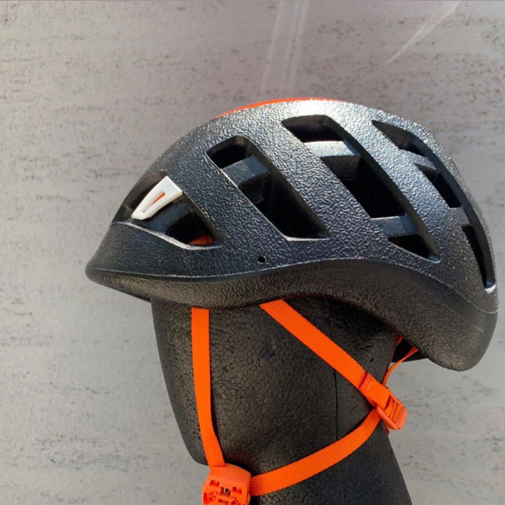 最低値PETZL ペツル　ヘルメット　シロッコ　未使用 登山ウェア・アウトドアウェア