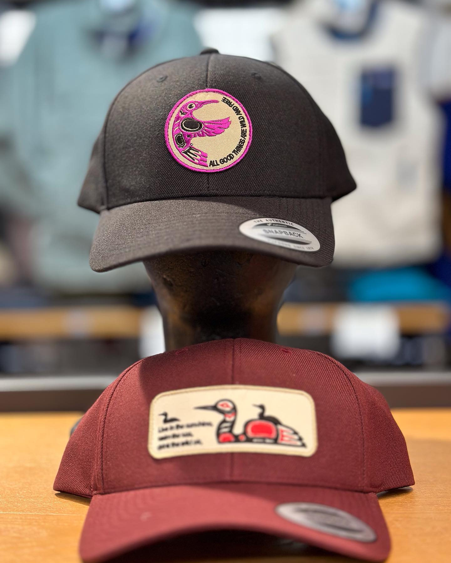 キャップやハットはハイキングの必需品。