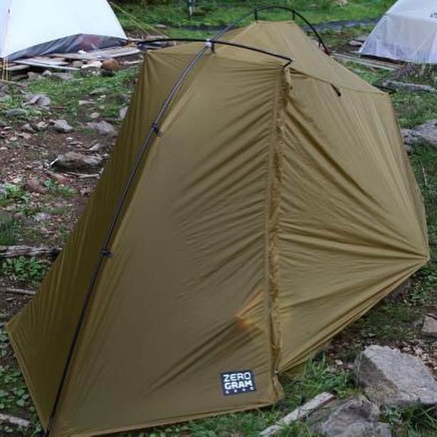 先日の山の講習会でのテント泊はこのテントを使いました。