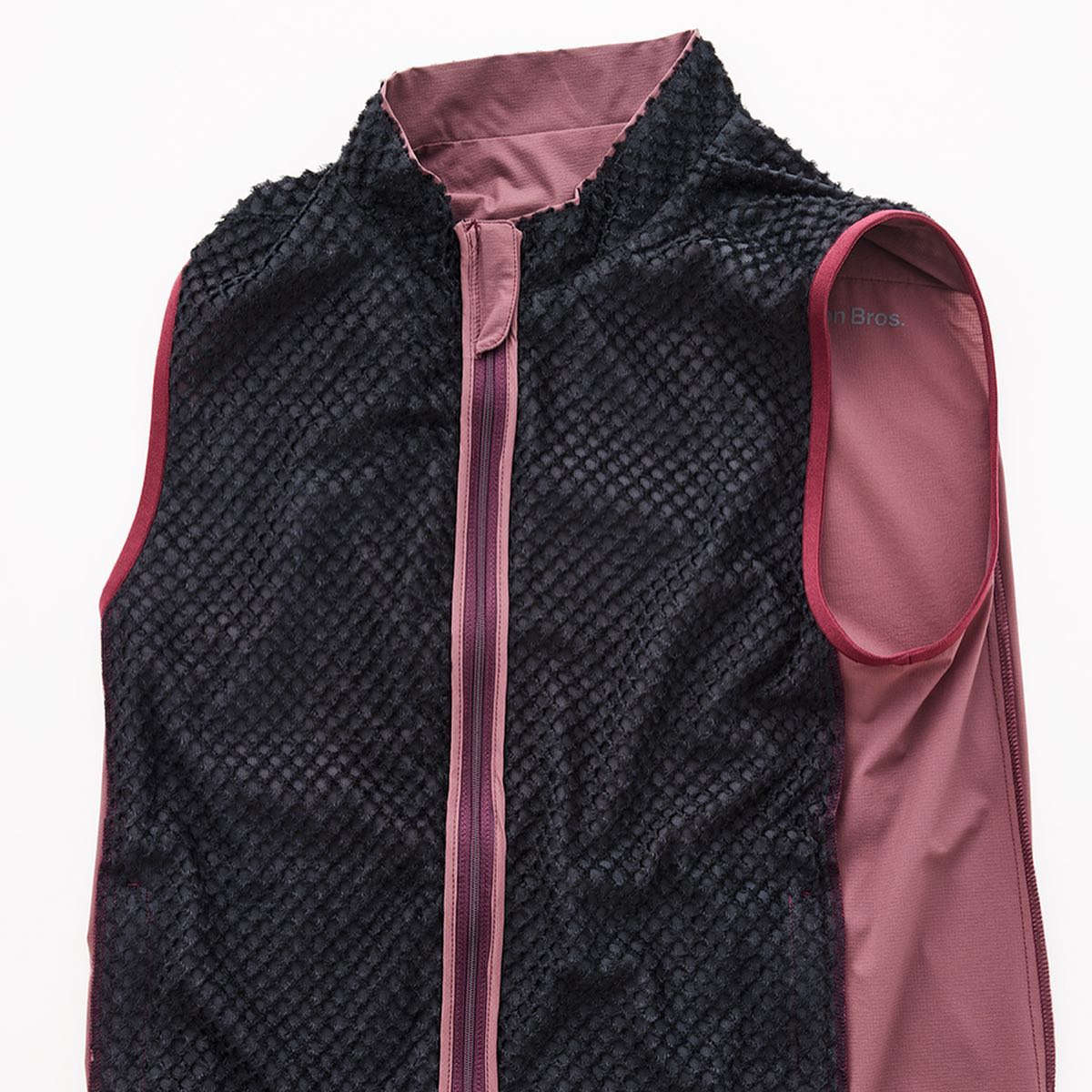 インサレーションベストは、寒冷な環境において理想的なアイテムです。