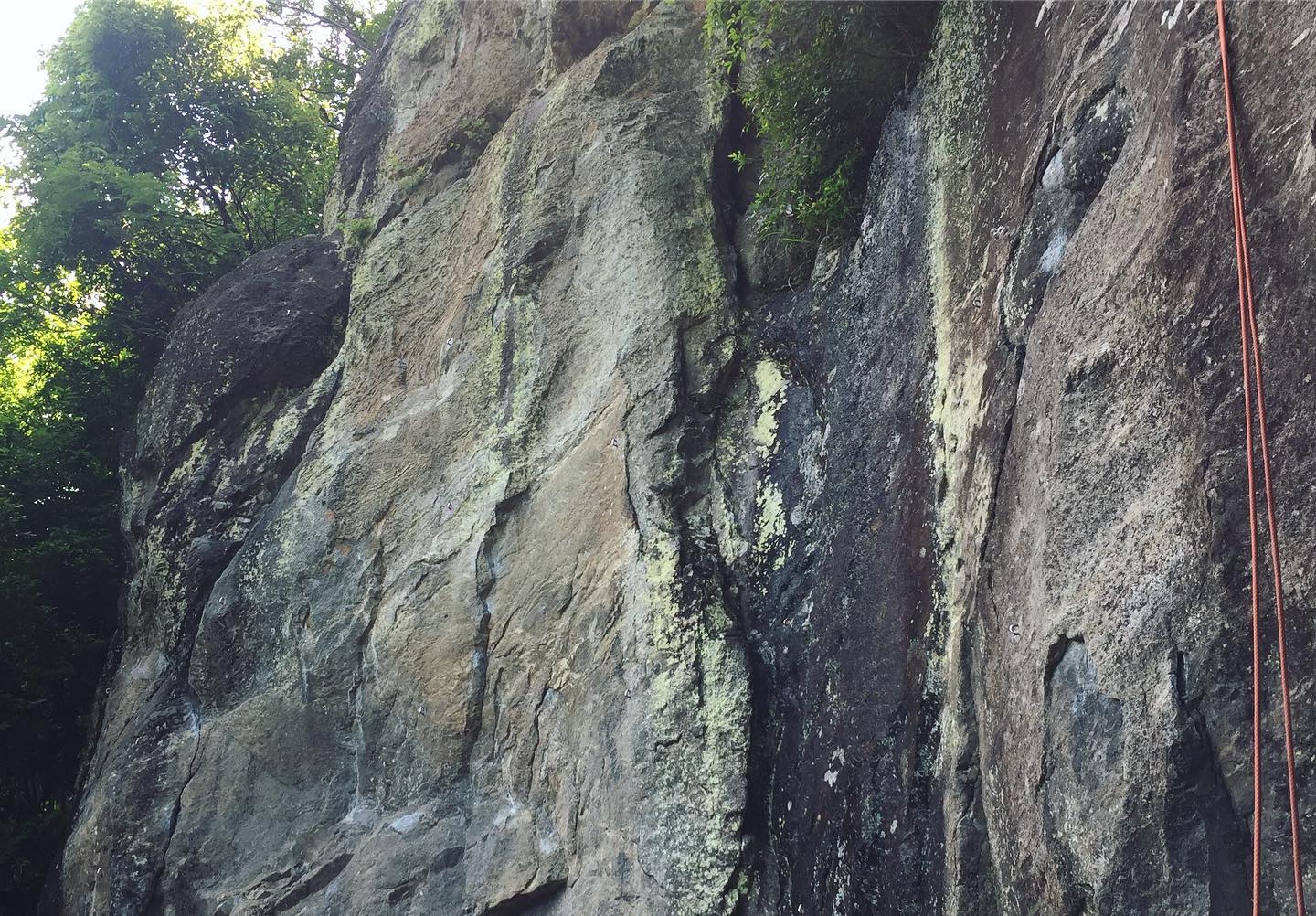 湯河原幕岩の茅ヶ崎ロックの桃源郷と希望峰でクライミングをしてきました。